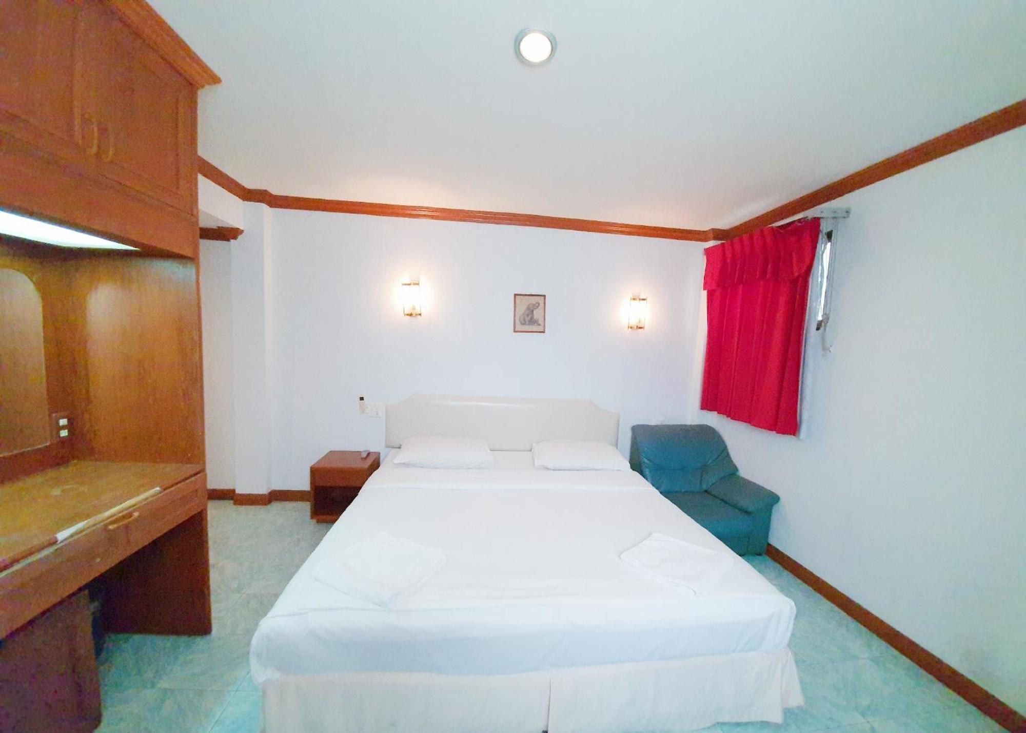 Break Point Hotel Patong Buitenkant foto