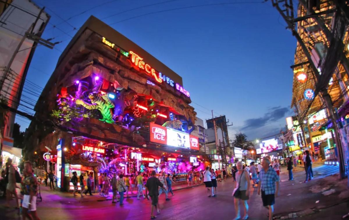 Break Point Hotel Patong Buitenkant foto